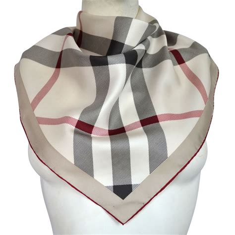 foulard soie burberry femme|L'écharpe Burberry .